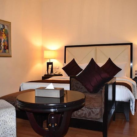 Ramada Plaza By Wyndham Karachi Airport Hotel Extérieur photo A bedroom at the Taj Bengal