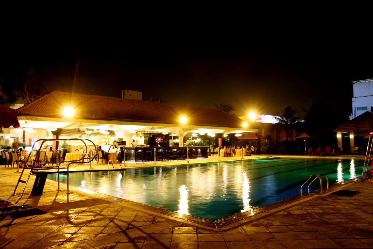 Ramada Plaza By Wyndham Karachi Airport Hotel Extérieur photo The pool at the hotel
