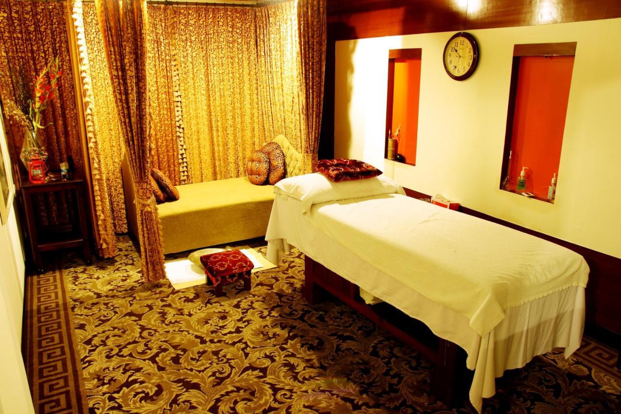 Ramada Plaza By Wyndham Karachi Airport Hotel Extérieur photo A massage room at a spa