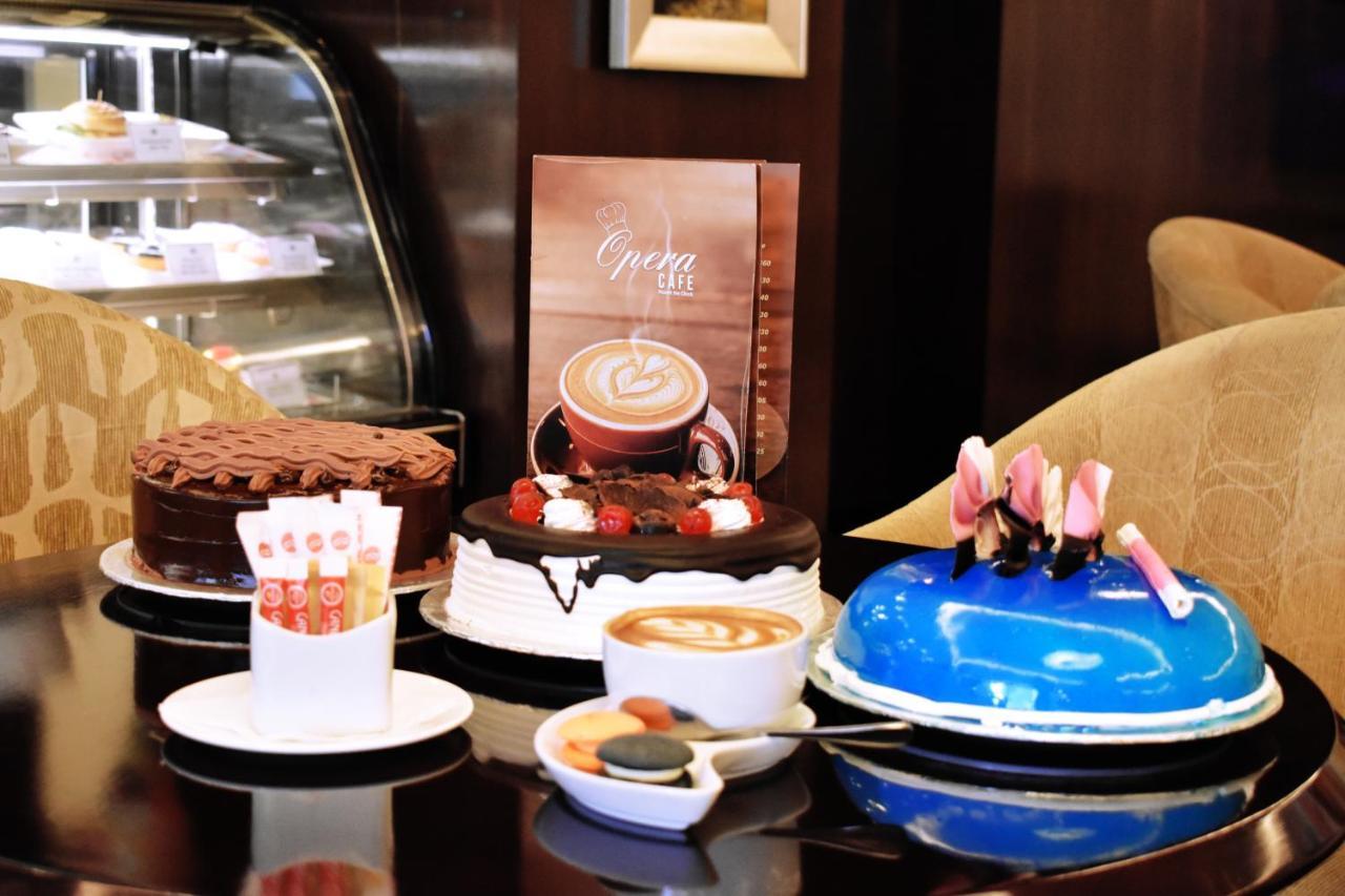 Ramada Plaza By Wyndham Karachi Airport Hotel Extérieur photo A selection of cakes and coffee