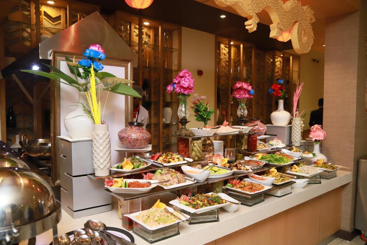 Ramada Plaza By Wyndham Karachi Airport Hotel Extérieur photo A buffet at a hotel
