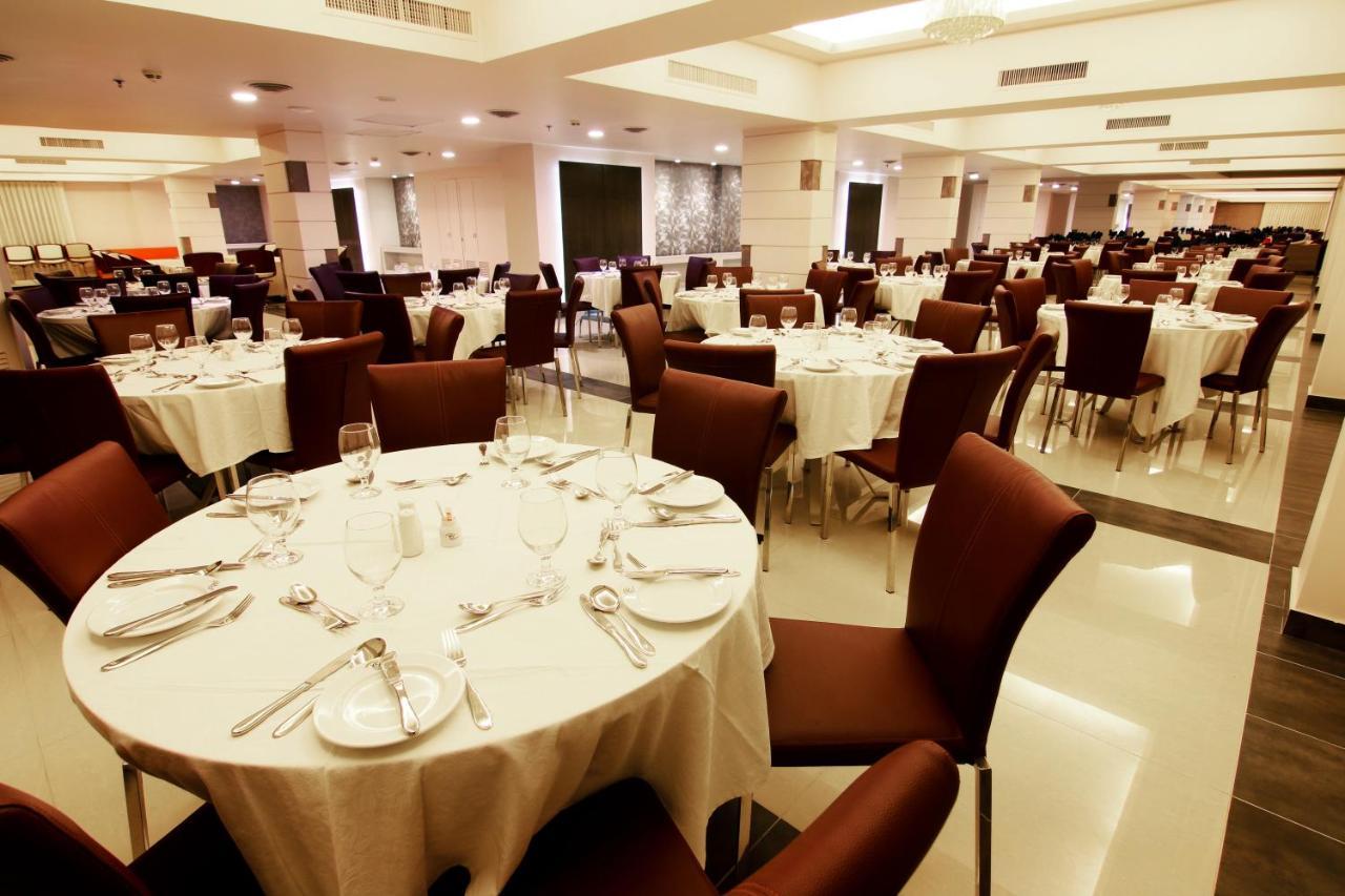 Ramada Plaza By Wyndham Karachi Airport Hotel Extérieur photo The dining room at the 2011 World Economic Forum on the Middle East, Africa and India