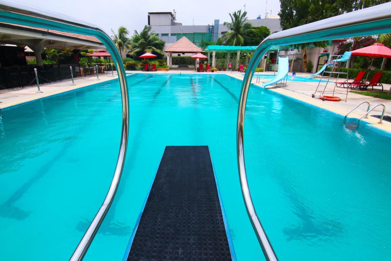 Ramada Plaza By Wyndham Karachi Airport Hotel Extérieur photo Swimming pool