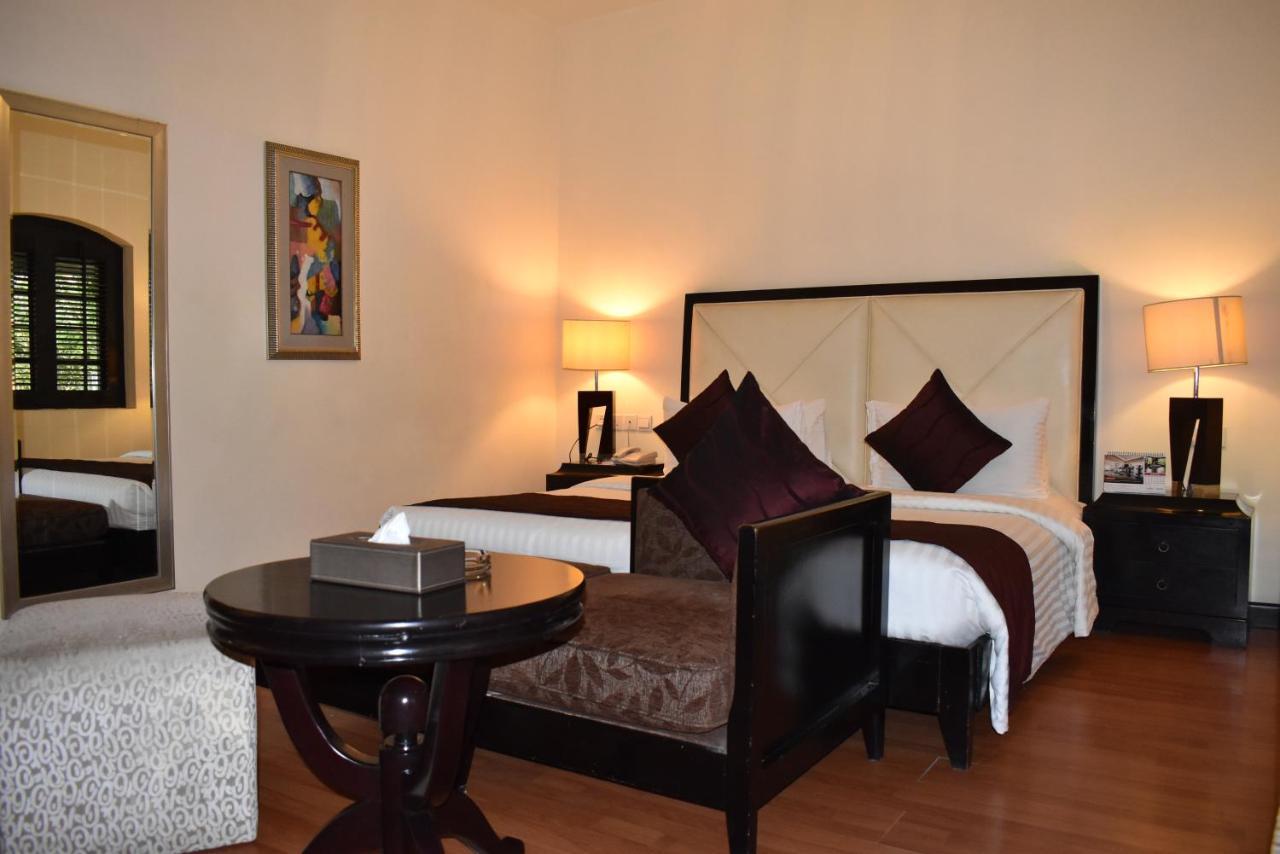 Ramada Plaza By Wyndham Karachi Airport Hotel Extérieur photo A bedroom at the hotel