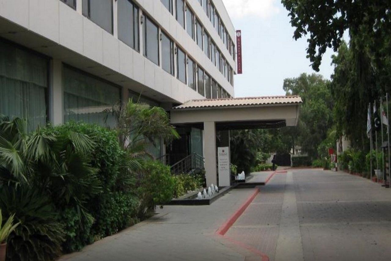 Ramada Plaza By Wyndham Karachi Airport Hotel Extérieur photo The hotel's entrance