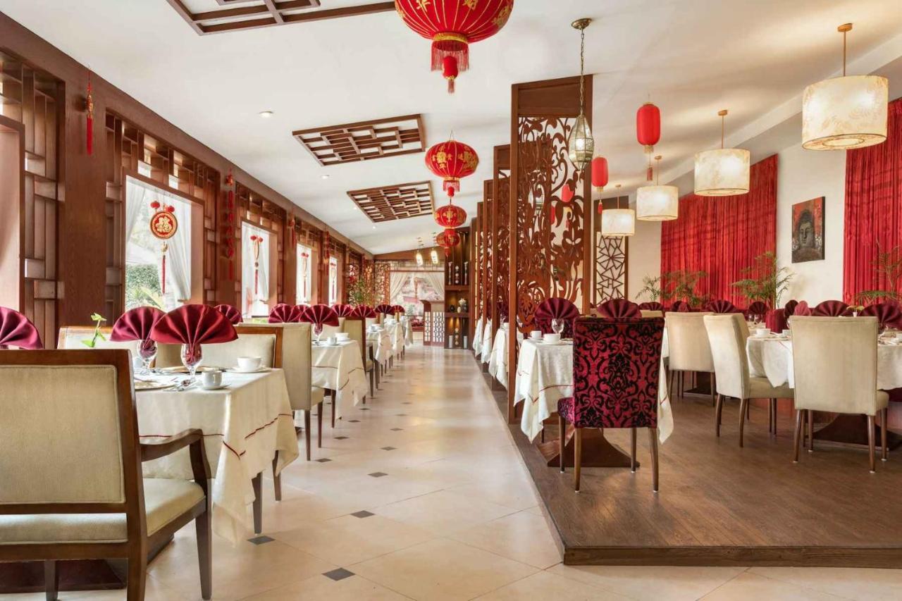Ramada Plaza By Wyndham Karachi Airport Hotel Extérieur photo The interior of a restaurant in Beijing