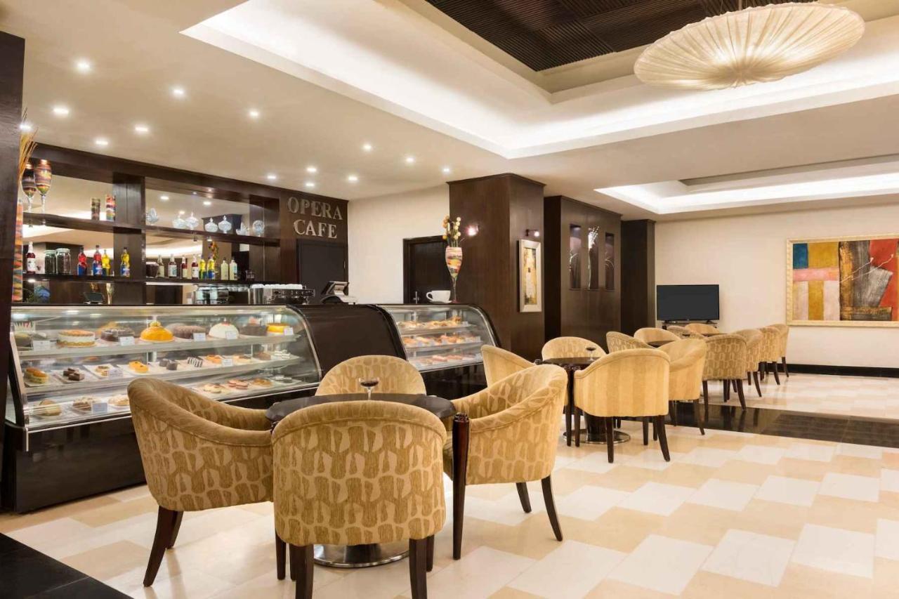 Ramada Plaza By Wyndham Karachi Airport Hotel Extérieur photo The lobby café