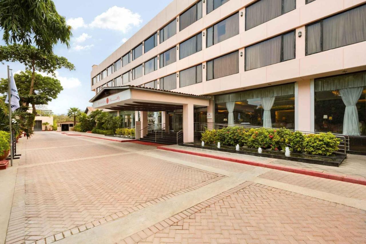 Ramada Plaza By Wyndham Karachi Airport Hotel Extérieur photo The hotel's entrance