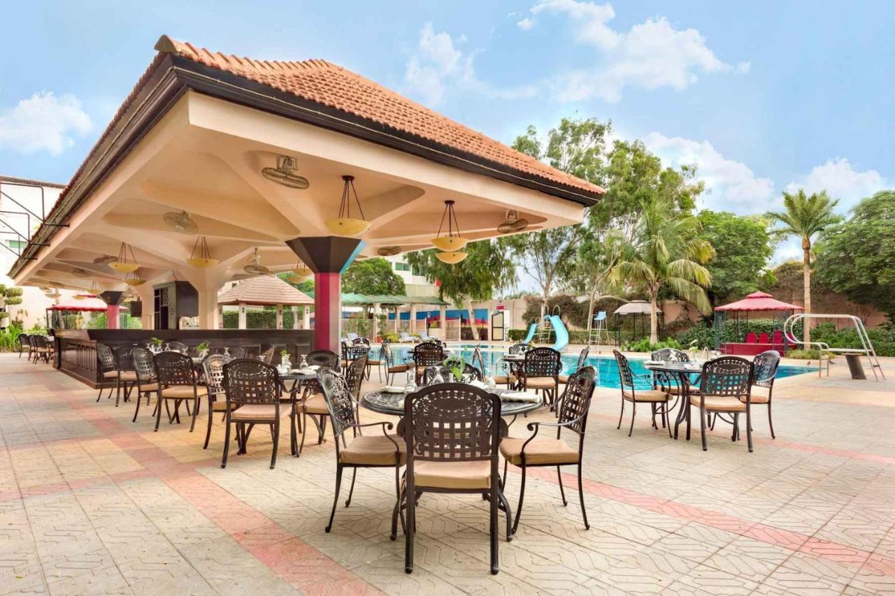 Ramada Plaza By Wyndham Karachi Airport Hotel Extérieur photo The poolside bar at the hotel