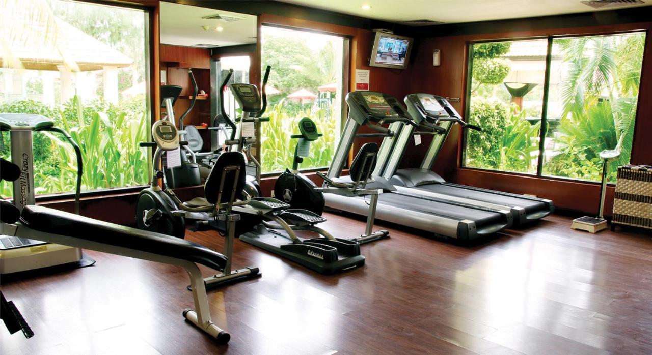 Ramada Plaza By Wyndham Karachi Airport Hotel Extérieur photo A gym at a hotel