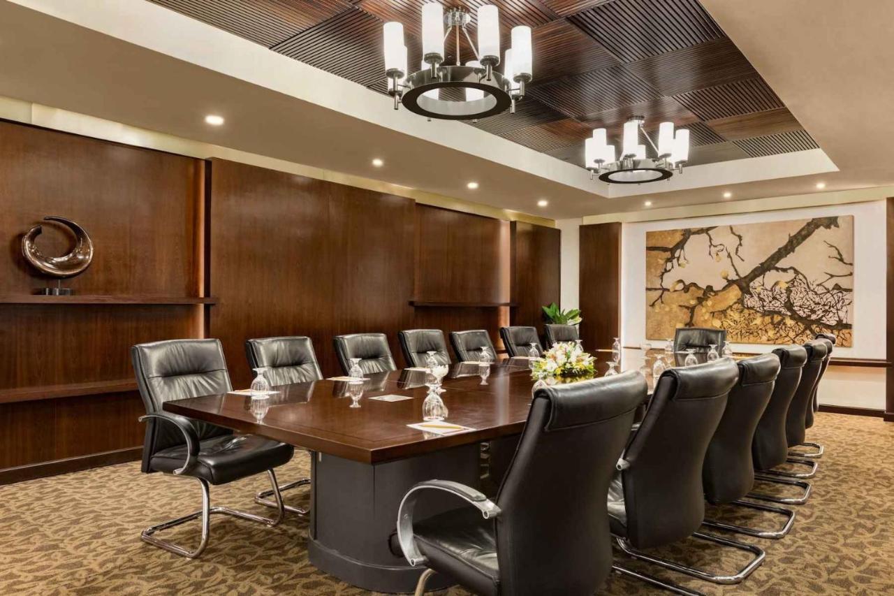 Ramada Plaza By Wyndham Karachi Airport Hotel Extérieur photo Boardroom at the Westin Mumbai International