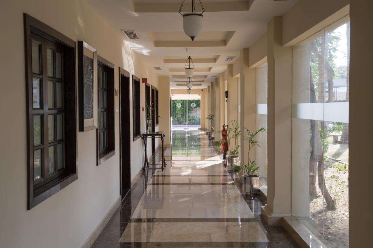 Ramada Plaza By Wyndham Karachi Airport Hotel Extérieur photo A corridor at the hotel